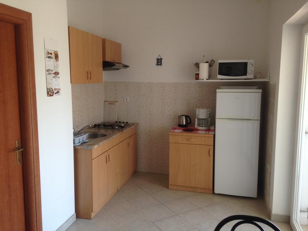Apartment And Studio Jelusic Pinezići Kamer foto